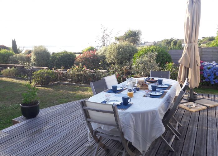 les-toiles-de-mer-chambres-dhotes-locmariaquerpetit-dejeuner-terrasse-brume Les Toiles de Mer chambres d'hôtes Locmariaquer